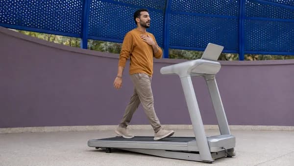 Anfänger prüft während eines gleichmäßigen Laufbandgangs die Steigung